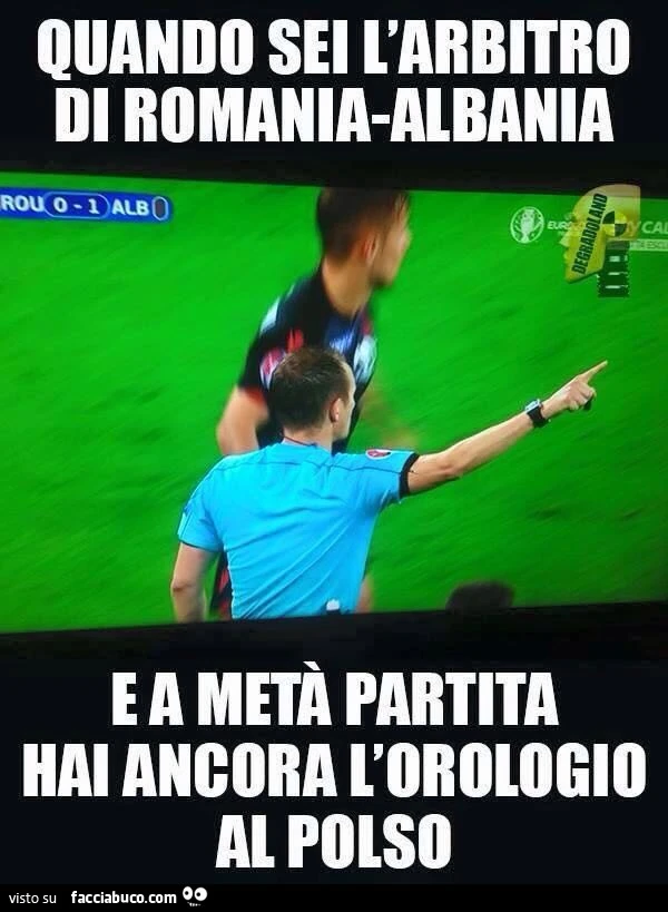 Quando sei l'arbitro di Romania Albania e a metà partita hai ancora l'orologio al polso