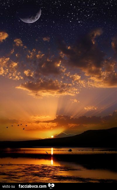 Mare al tramonto con cielo stellato