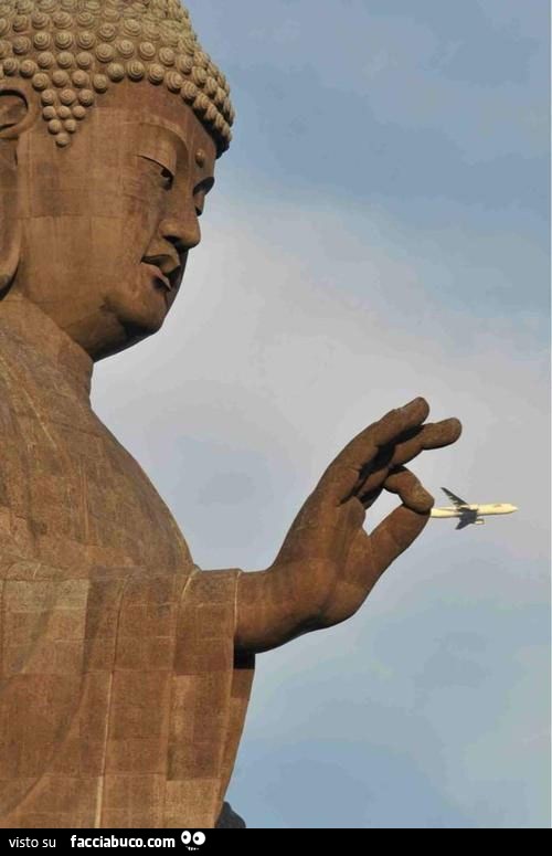 La statua di Buddha trattiene l'aereoplano