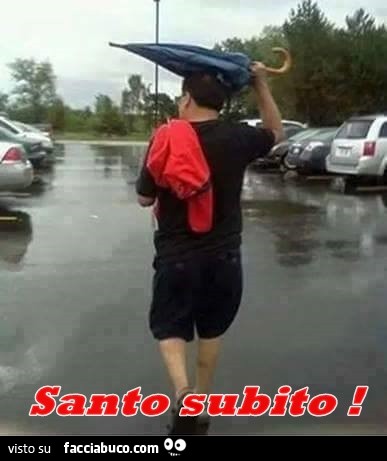 Ragazzo si protegge dalla pioggia con l'ombrello chiuso. Santo subito