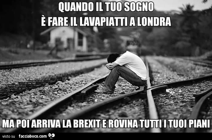 Ragazzo accovacciato sui binari: Quando il tuo sogno è fare il lavapiatti a Londra ma poi arriva la brexit e rovina tutti i tuoi piani