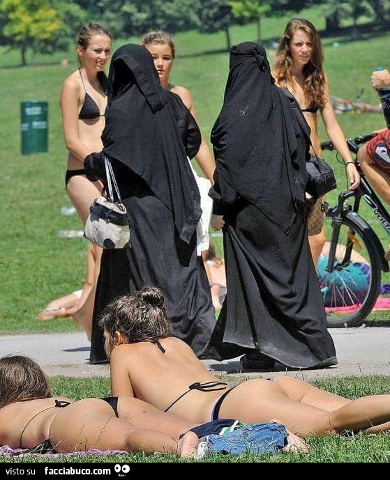 Donne in burka integrale in mezzo a ragazze in bikini al parco