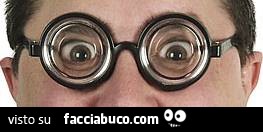 Occhi con occhiali da nerd che ti guardano