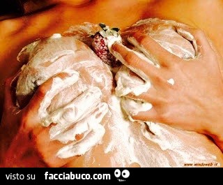 Tette con panna e fragola