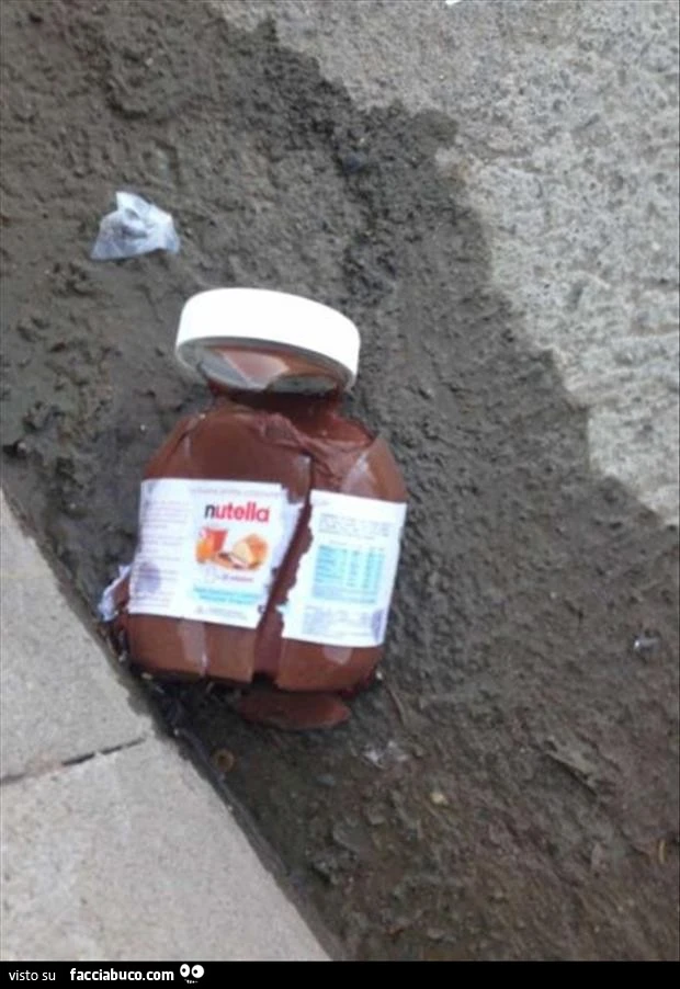 Barattolo di Nutella rotto per strada