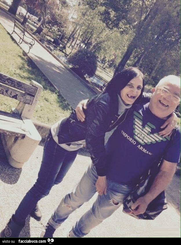 Donna sdentata al parco con un uomo