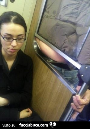 Con le chiappe di fuori vicino il viso di una ragazza