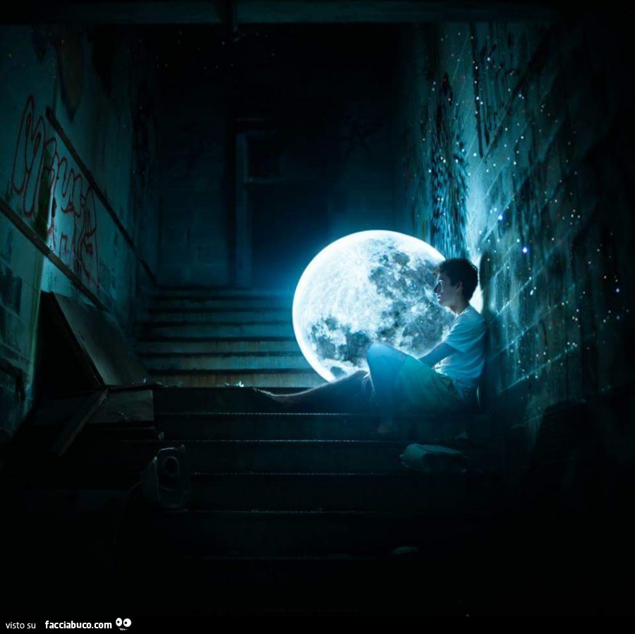 La luna piena sulle scale