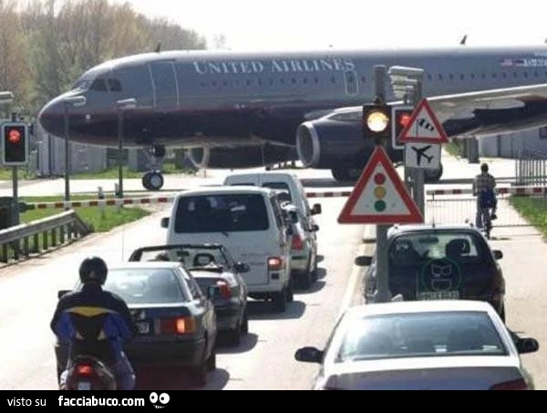 Passaggio a livello chiuso per far passare l'aereo
