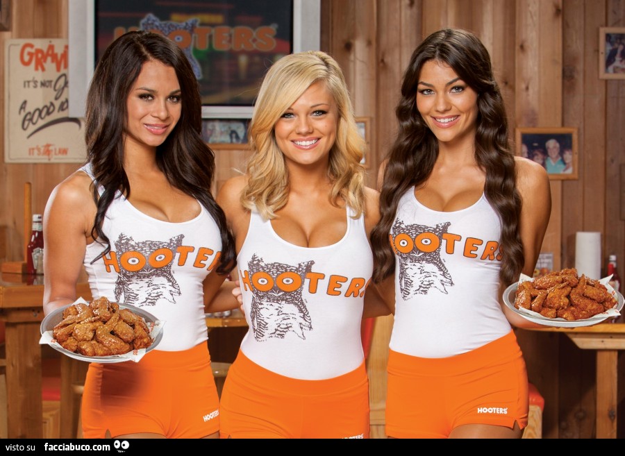 Cameriere tettone al locale Hooters