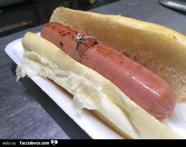 Hot Dog prezioso. Anello dentro al Wurstel