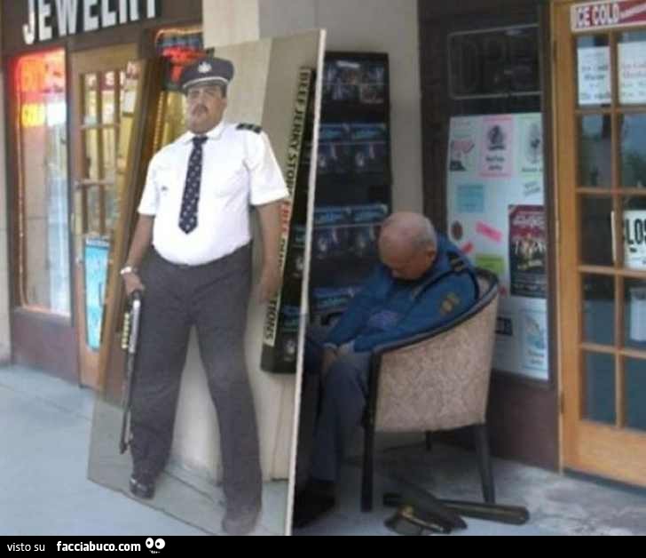 Foto a dimensione naturale della guardia giurata armata. E dietro la vera guardia giurata dorme