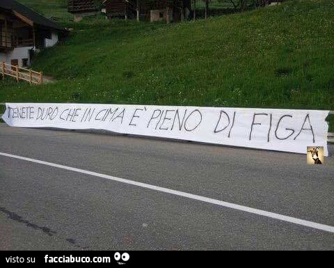 Striscione ciclisti: tenete duro che in cima è pieno di figa