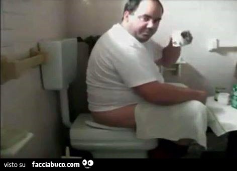 Uomo fa colazione seduto sul cesso