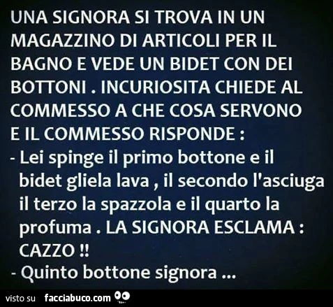 Una signora si trova in un magazzino di articoli per il bagno e vede un bidet con dei bottoni