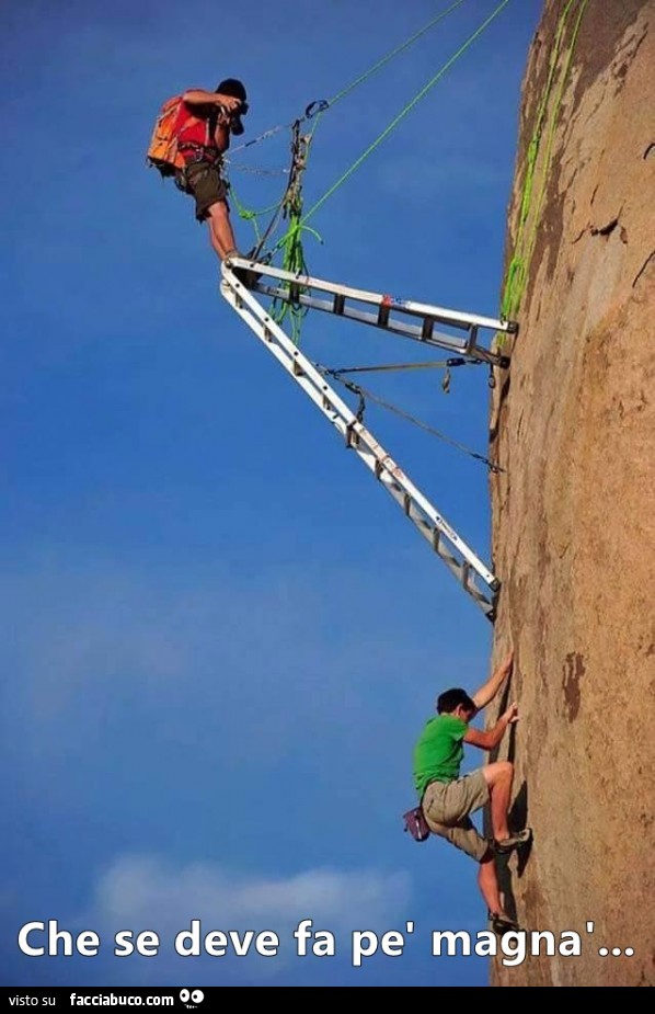 Scala in bilico su parete rocciosa. Che se deve fa pè magnà