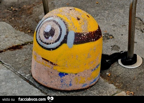 Minion disegnato su un paracarro