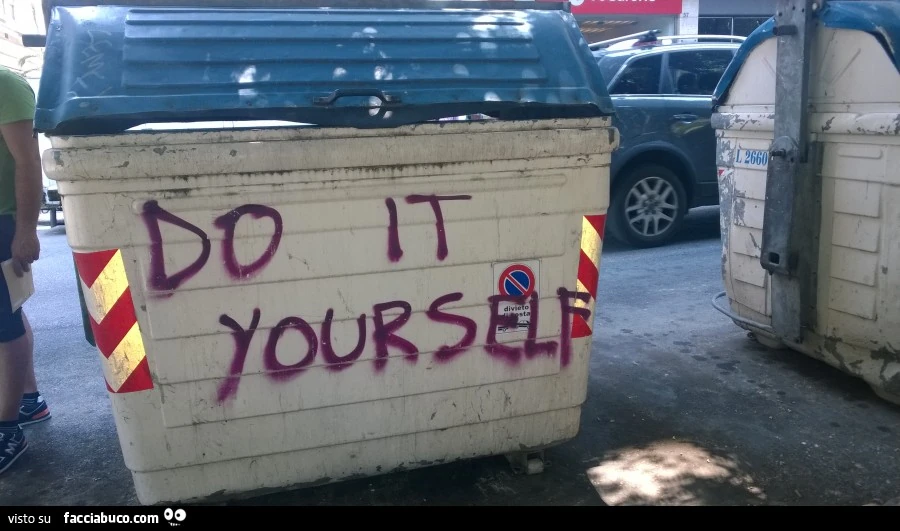 Scritta sul cassonetto: Do it yourself
