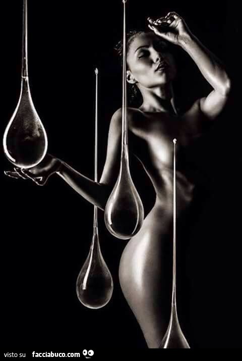 Foto di nudo artistico. Donna sensuale tra enormi gocce di vetro