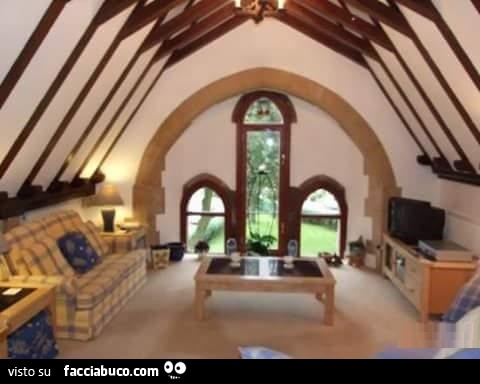 Casa con finestre a forma di cazzo