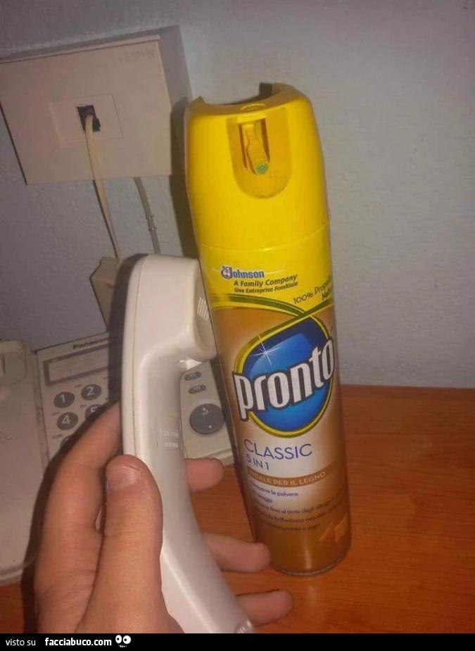 Pronto legno con la cornetta del telefono