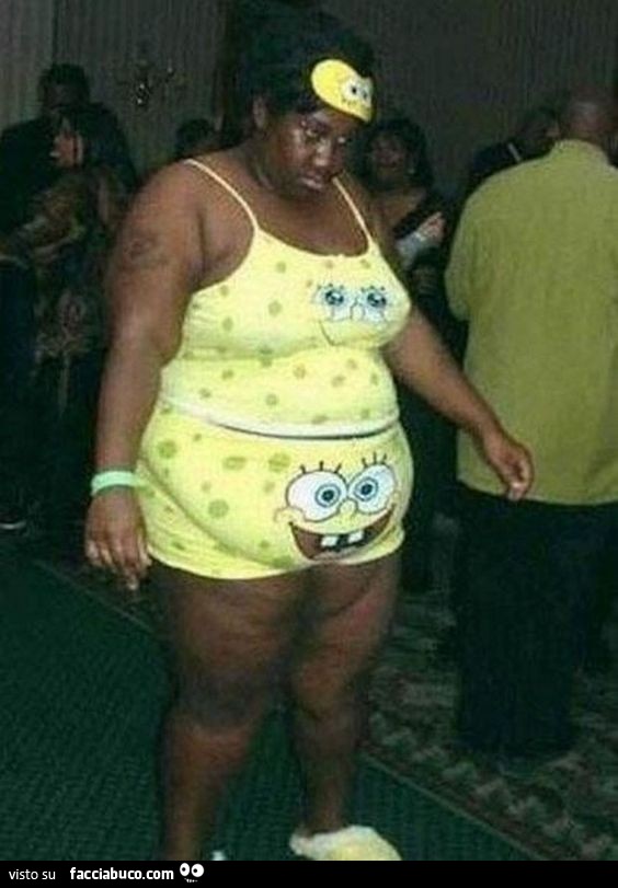 Cicciona di colore vestita da Spongebob