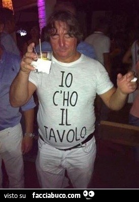 Uomo con scritta sulla maglietta: io c'ho il tavolo
