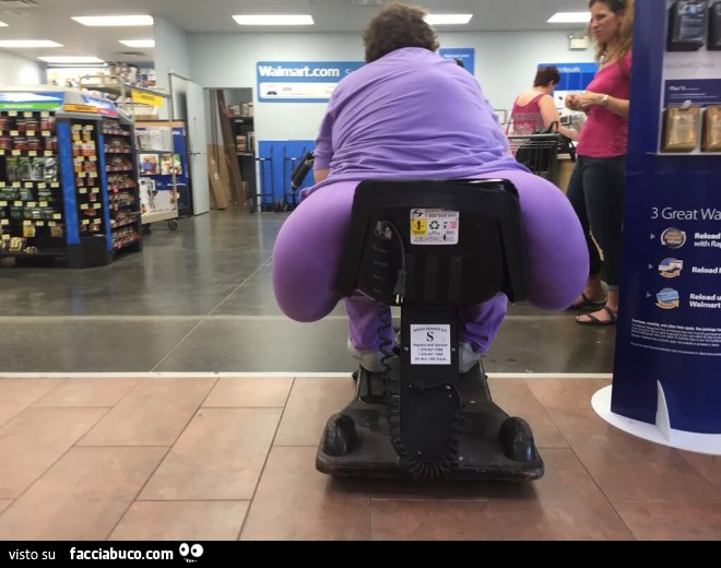 Cicciona con enormi chiappe seduta su un apparecchio al Walmart