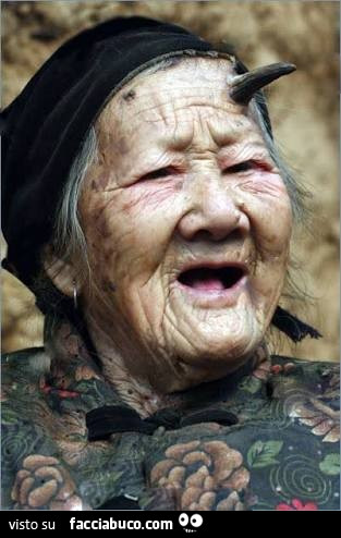 Anziana donna Cinese con un corno in testa