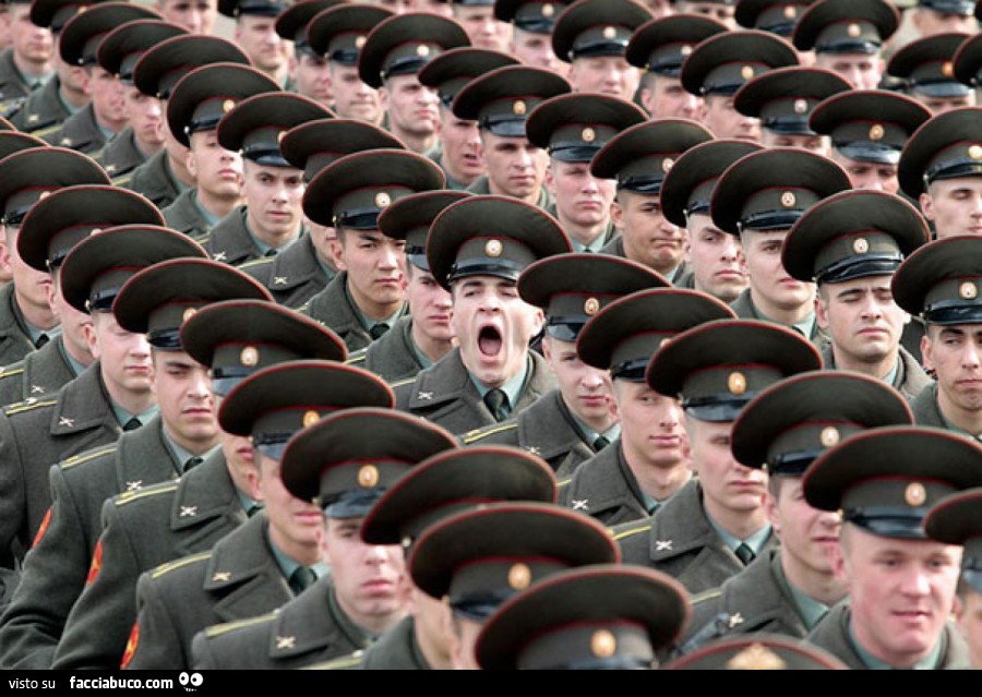 Soldato sbadiglia durante la parata militare