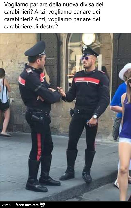 Vogliamo parlare della nuova divisa dei carabinieri? Anzi, vogliamo parlare dei carabinieri? Anzi, vogliamo parlare del carabiniere di destra?