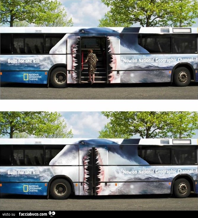 Autobus con la porta come la bocca dello squalo per pubblicizzare un documentario